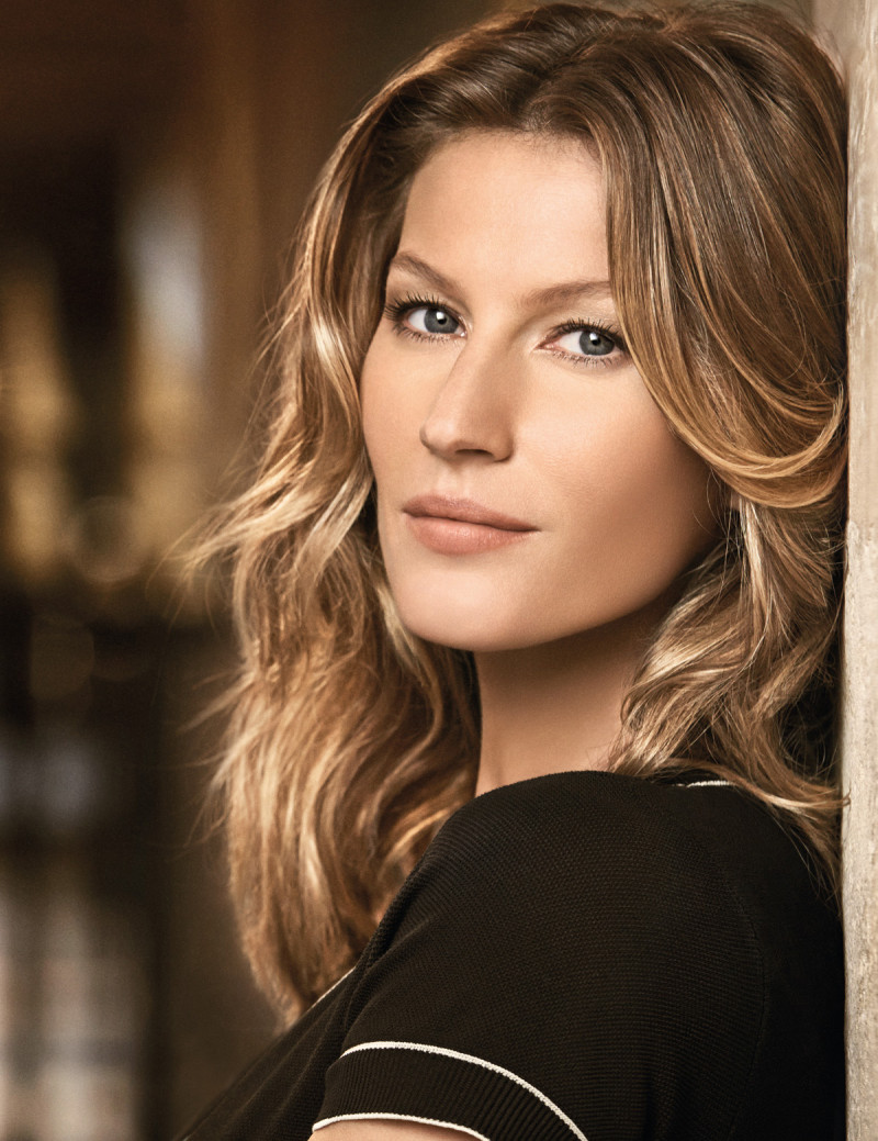 Gisele Bundchen featured in  the Chanel Beauty Les Beiges advertisement for Autumn/Winter 2014