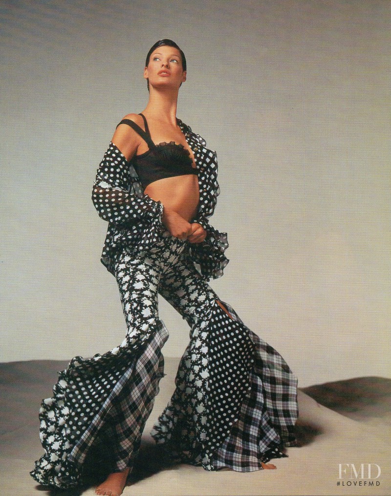 Linda Evangelista featured in  the Versace advertisement for Spring/Summer 1993