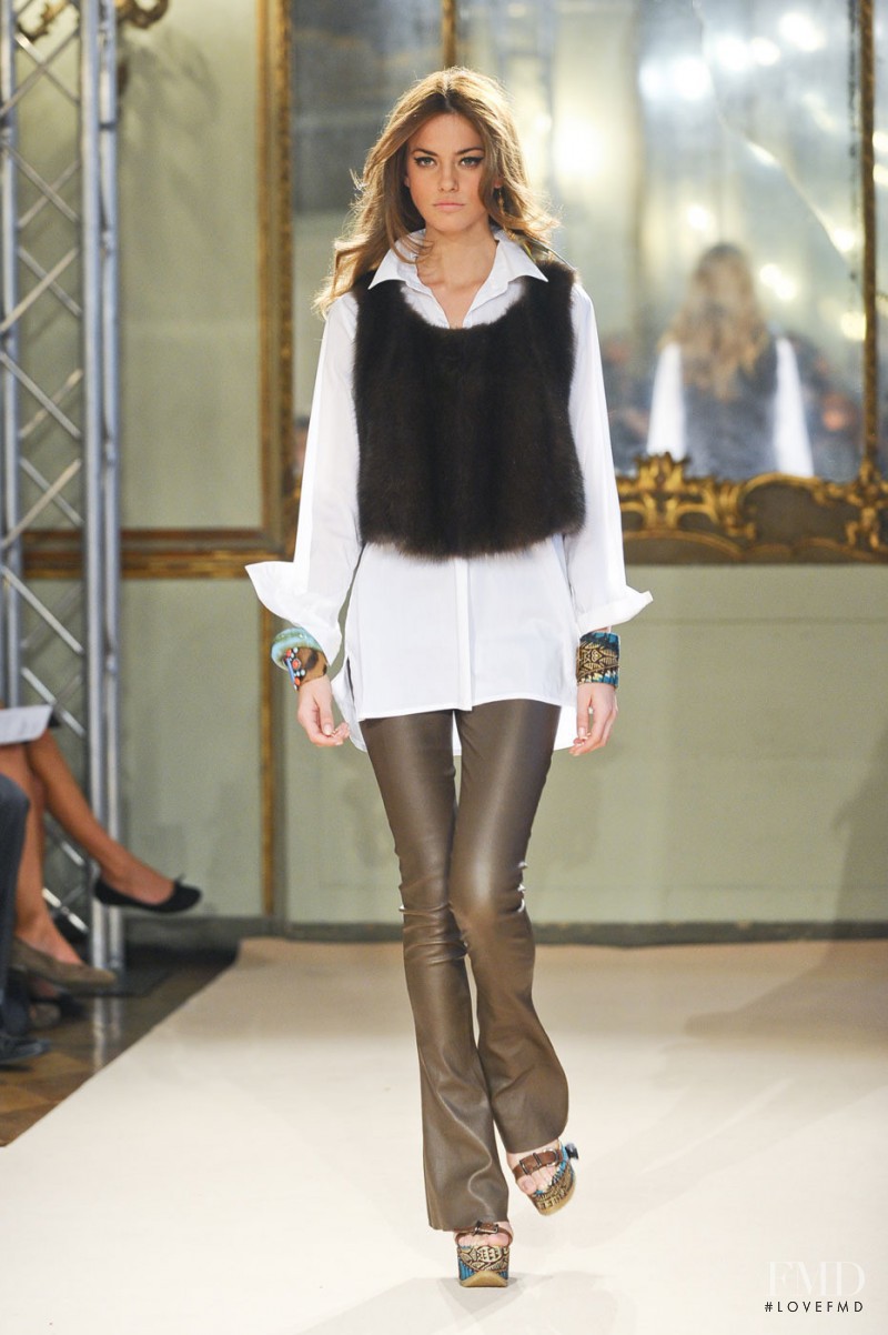 Simonetta Ravizza fashion show for Spring/Summer 2012