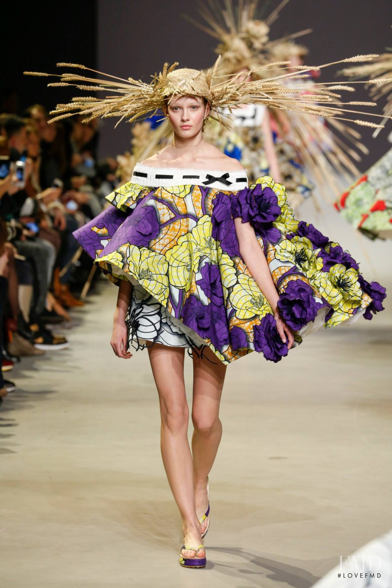 Alicja Tubilewicz featured in  the Viktor & Rolf fashion show for Spring/Summer 2015