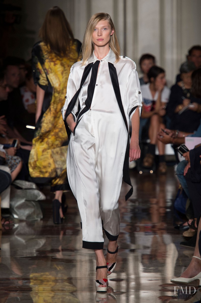 Olga Sherer featured in  the Andrea Incontri fashion show for Spring/Summer 2015